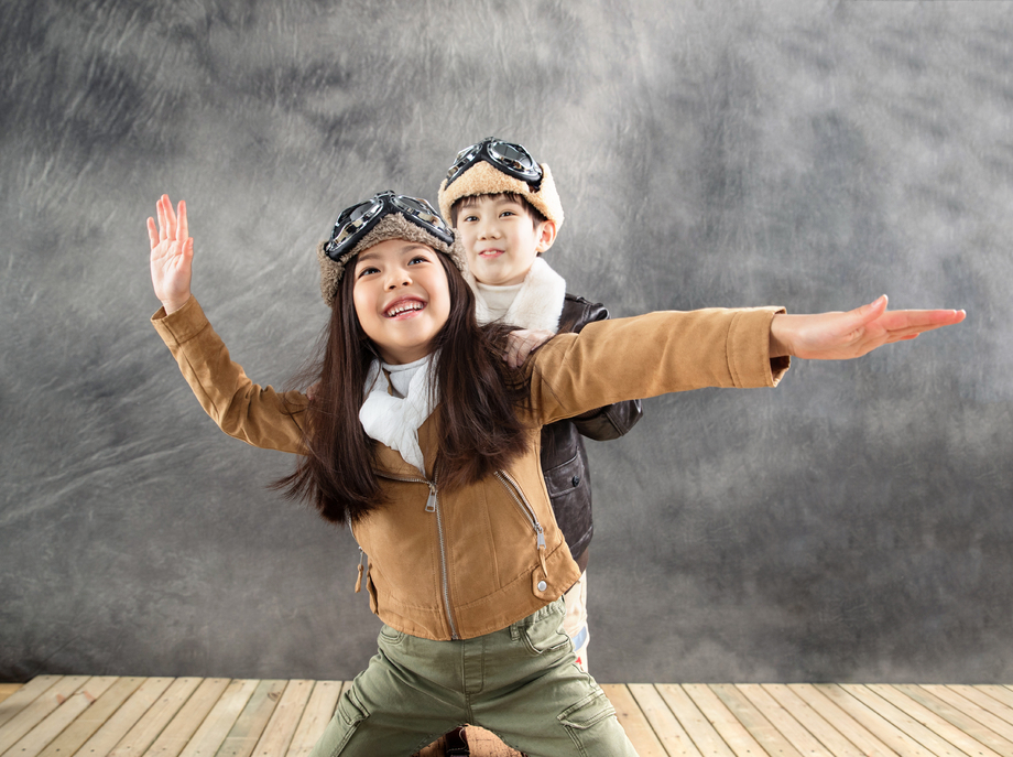 快乐的小飞行员一起玩耍