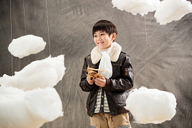 拿着玩具飞机的快乐男孩