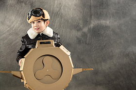 快乐儿童驾驶纸飞机图片