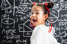 黑板前的哪吒造型的小女孩