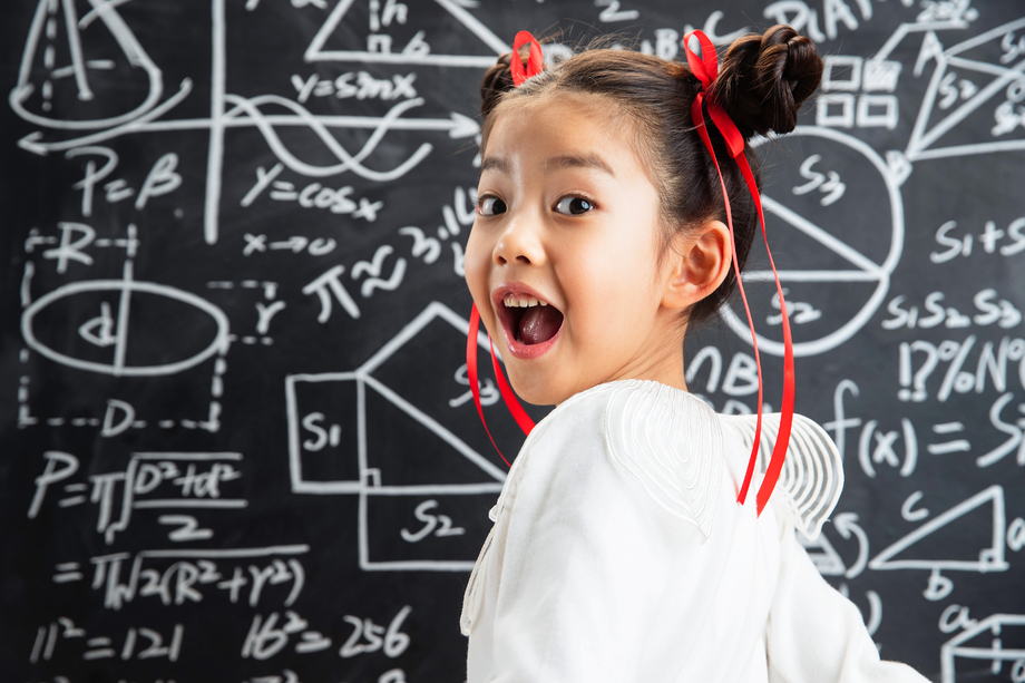 黑板前的哪吒造型的小女孩 黑板前的哪吒造型的小女孩