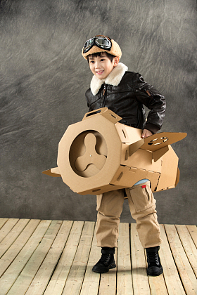 快乐儿童驾驶纸飞机