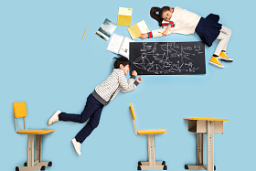 快乐小学生躺着学数学图片