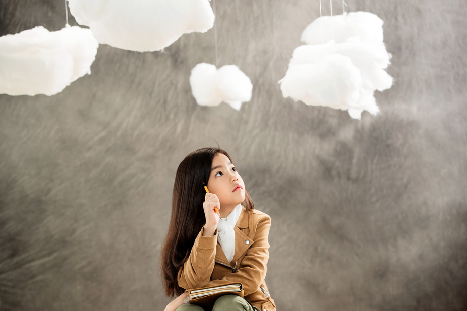 小女孩拿着笔记本坐着上思考图片 小女孩拿着笔记本坐着上思考图片