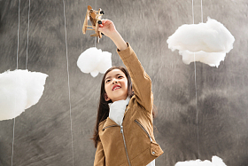 快乐女孩举着飞机模型图片