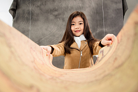 快乐女孩拿着世界地图图片