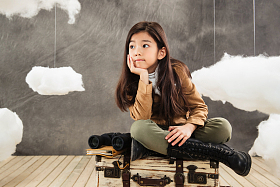 复古女孩坐在行李箱上