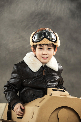 快乐儿童驾驶纸飞机照片