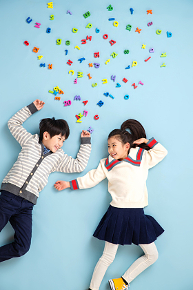 快乐儿童学习数字字母照片