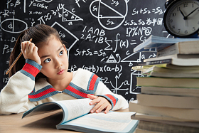 学习中思考的小女孩