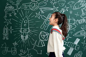 小女孩站在黑板前图片