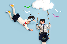 快乐儿童在云彩上荡秋千