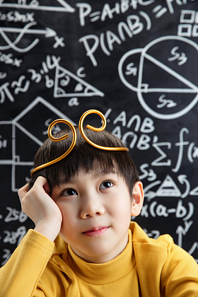 孙悟空造型的小男孩在黑板前思考