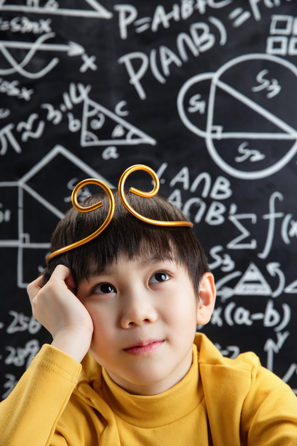 孙悟空造型的小男孩在黑板前思考