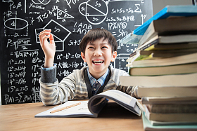 小男孩快乐学习图片