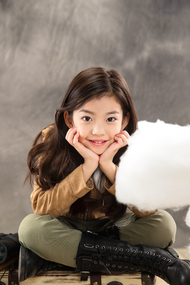 捧着脸的漂亮女孩坐在行李箱上