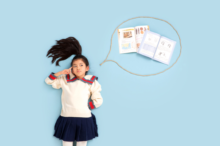 小女孩思考学习 小女孩思考学习