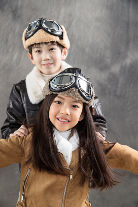 快乐的小飞行员一起玩耍