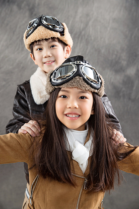 快乐的小飞行员一起玩耍图片