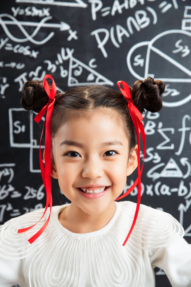 黑板前的哪吒造型的小女孩 黑板前的哪吒造型的小女孩