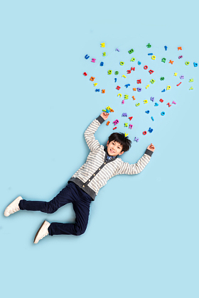 快乐学习的男孩和数字字母