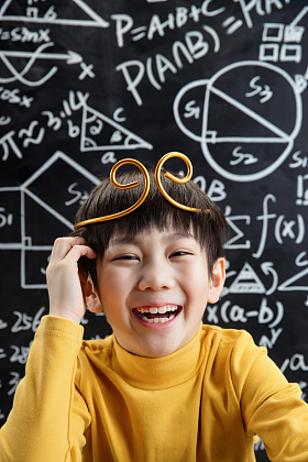 孙悟空造型的小男孩在黑板前思考