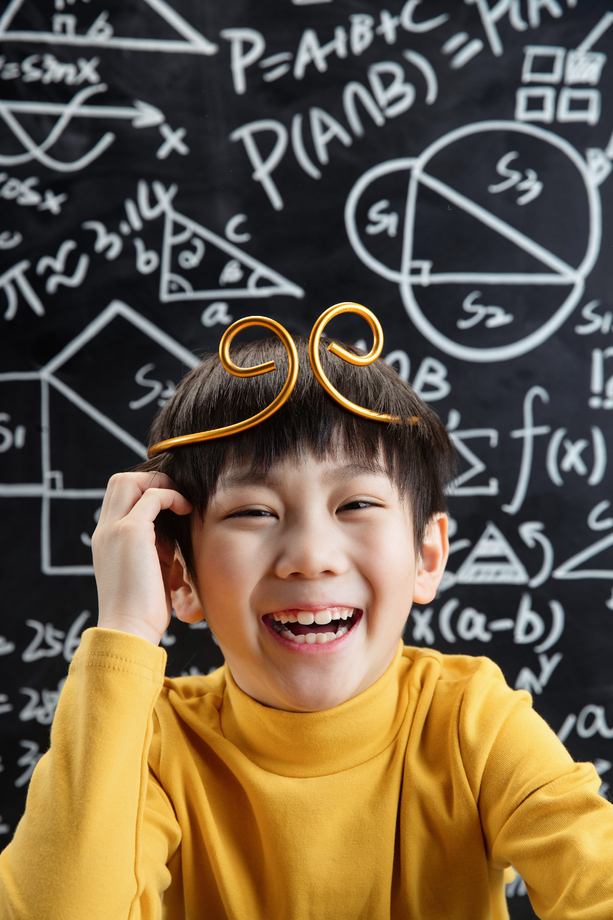 孙悟空造型的小男孩在黑板前思考