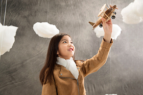 快乐女孩举着飞机模型图片