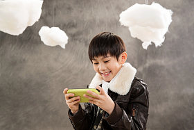 小男孩玩游戏机