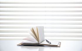 书桌上的笔记本图片