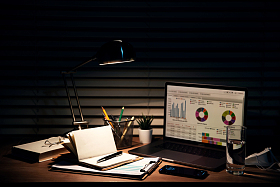 夜晚灯光下的办公桌照片