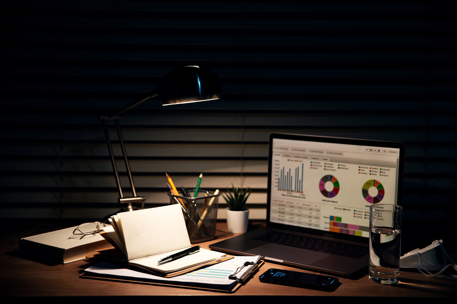 夜晚灯光下的办公桌照片 夜晚灯光下的办公桌照片