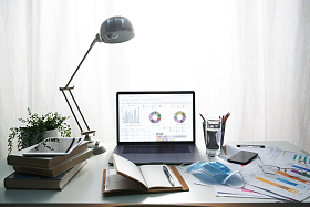 书桌上的办公用品图片