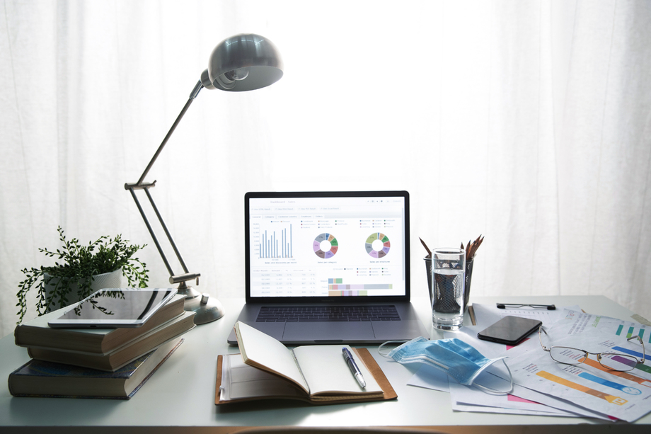 书桌上的办公用品图片 书桌上的办公用品图片