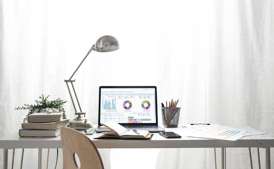 书桌上的办公用 书桌上的办公用