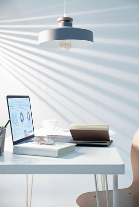 居家办公桌上的电脑图片