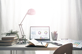 书桌上的办公用