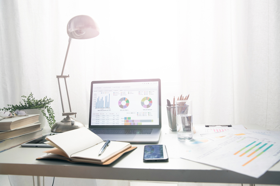 书桌上的办公用品图片 书桌上的办公用品图片