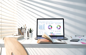 居家办公桌上的电脑