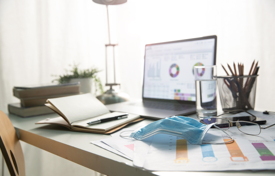 书桌上的办公用品和一次性口罩 书桌上的办公用品和一次性口罩