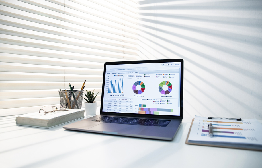 居家办公桌上的电脑 居家办公桌上的电脑