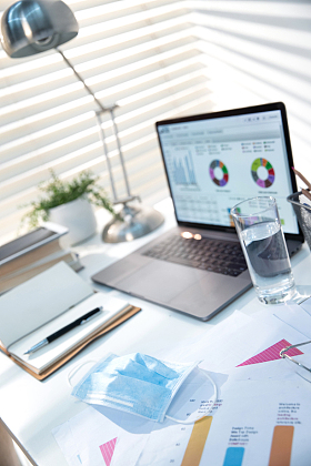 书桌上的办公用品和一次性口罩