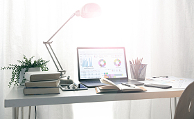 书桌上的办公用品图片