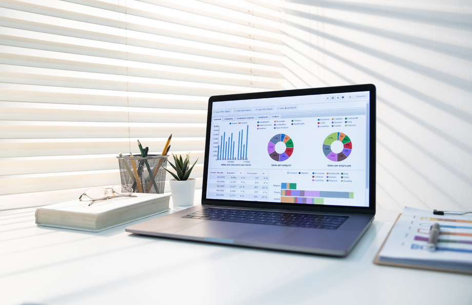 居家办公桌上的电脑 居家办公桌上的电脑