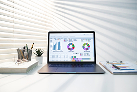 居家办公桌上的电脑