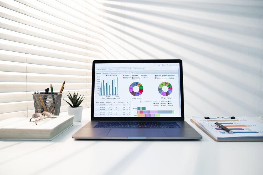 居家办公桌上的电脑 居家办公桌上的电脑