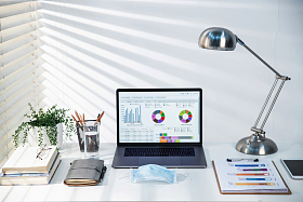 书桌上的办公用品和一次性口罩