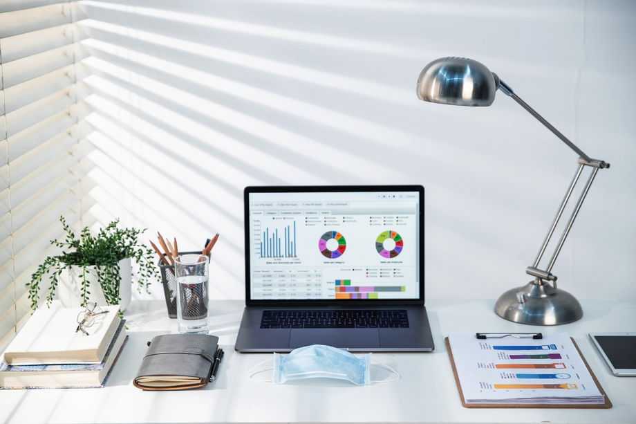 书桌上的办公用品和一次性口罩 书桌上的办公用品和一次性口罩