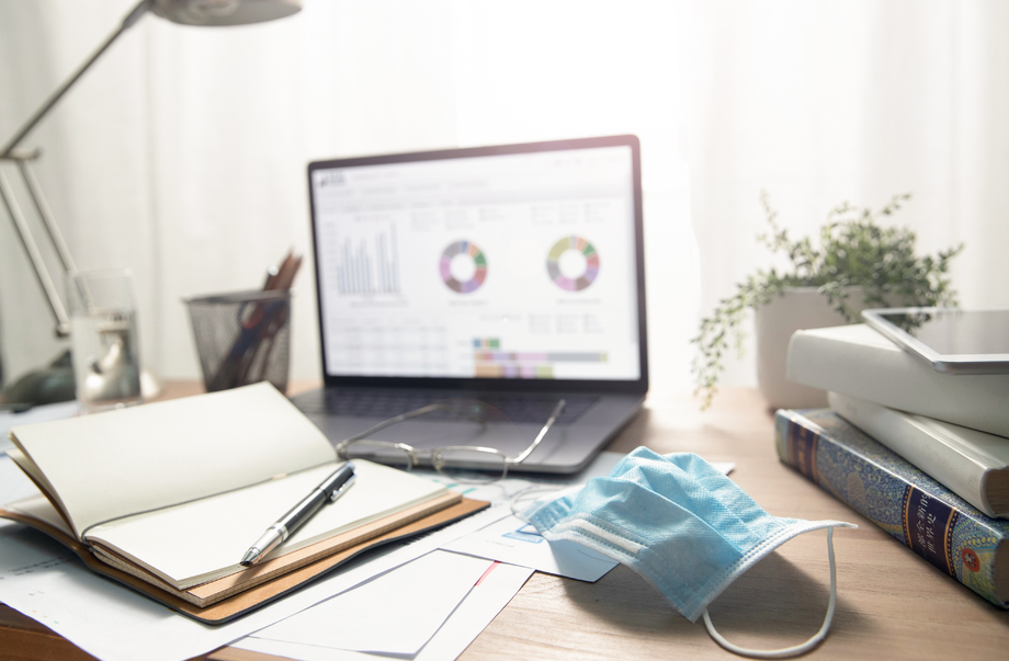 书桌上的办公用品和一次性口罩 书桌上的办公用品和一次性口罩