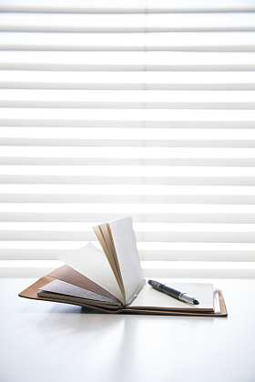 书桌上的笔记本图片